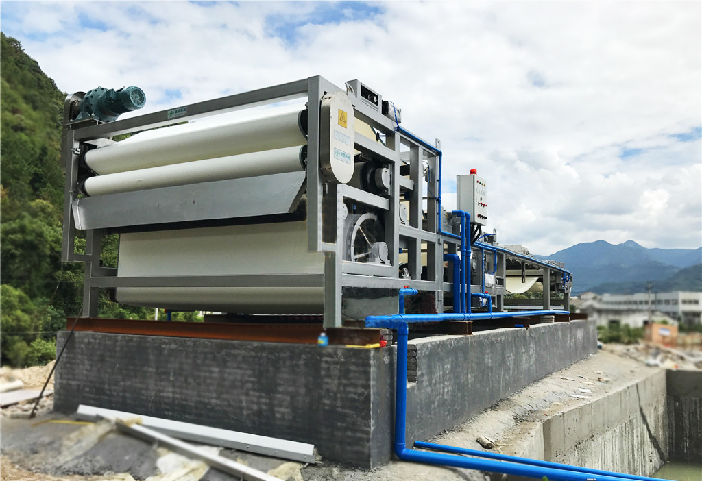 污泥帶式壓濾機(jī)設(shè)備 污泥帶式壓濾機(jī)設(shè)備